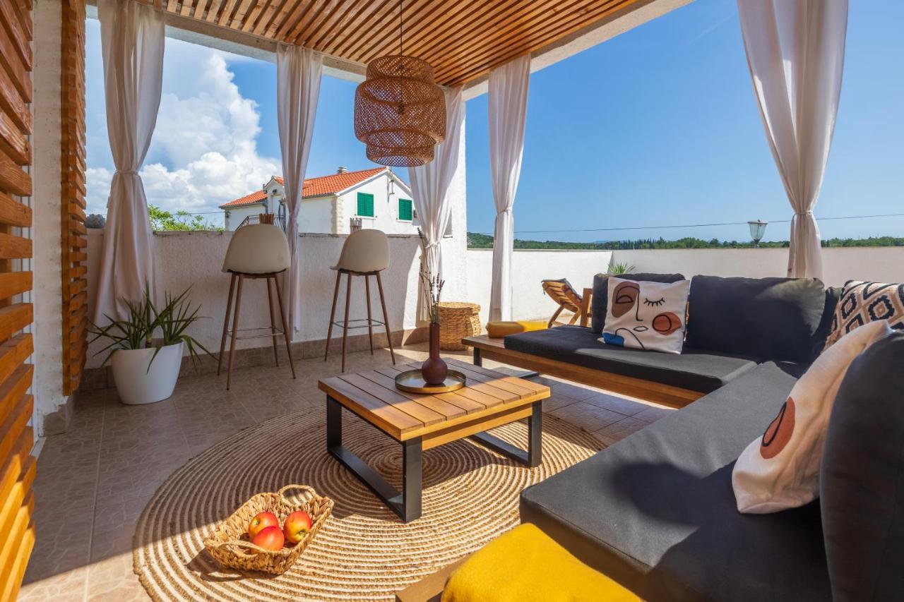 Villa Oasis With Private Pool Милна Экстерьер фото