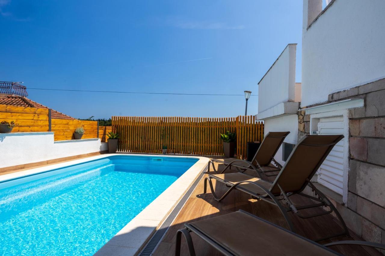 Villa Oasis With Private Pool Милна Экстерьер фото